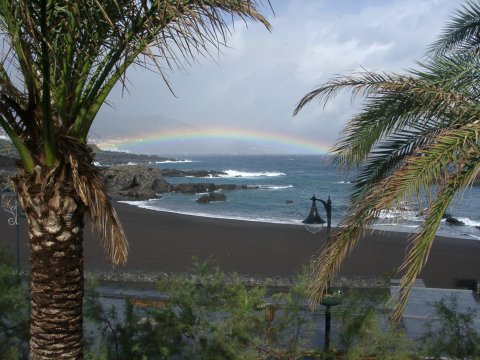 Los Cancajos: Blick aus unserem Fenster mit Regenbogen ber Santa Cruz zu Beginn des Tropensturms Delta