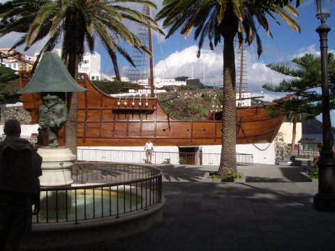 Santa Cruz de la Palma: Blick zum Schiffsmuseum (Barco de la Virgen Santa Maria)