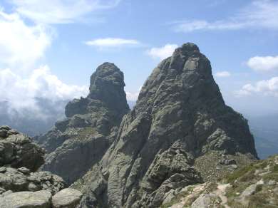 Blick vom Fue des Turm III (ca. 1550m) auf Turm I (links,1588m) und Turm II (1591m) --> Zoom: Bergsteiger auf dem Turm II (1591m)