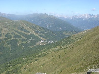 Katschberg/ am Teuernockgipfel (2145m): Blick nach Katschberg, vorn links das Tscharneck (2024m), rechts hinten u.a. das Speiereck (2411m)