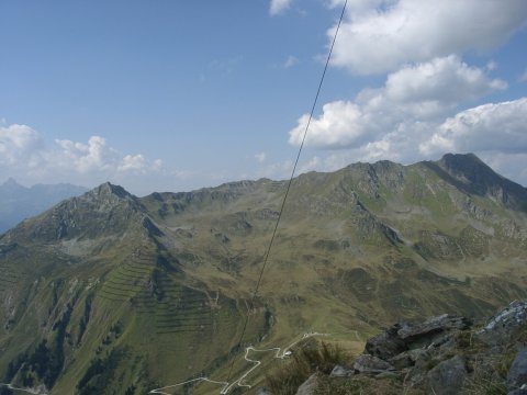 Blick vom Hausberg (2370m) zum Wormser Weg mit Grasjoch, dem Kreuzjoch und Blick zum Hochjoch (2520m)