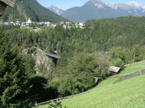 Wald: Blick zur Benny-Raich-Bruecke, im Hintergrund Arzl