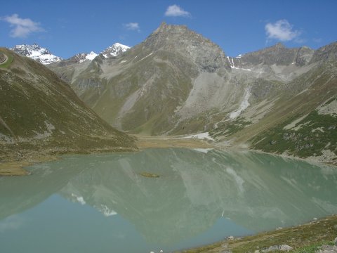 Riffelsee (2277m): Blick ueber den Riffelsee zur Watzespitze (3532m, ganz links)