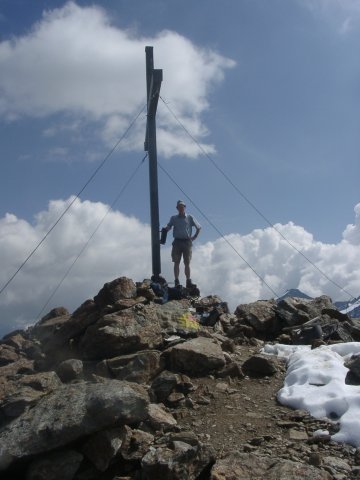 Mittagskogel (3159m): Thomas am Gipfelkreuz