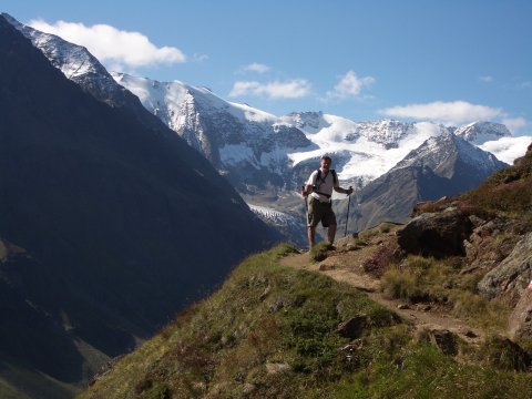 Fuldaer Hoehenweg: Christian vor dem Gletscherhintergrund