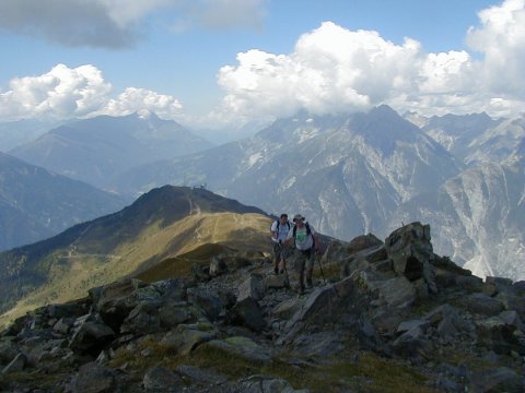 Venet (Glanderspitz, 2512m): Blick zum Krahberg (2208m) mit der Bergstation der Venet-Bahn